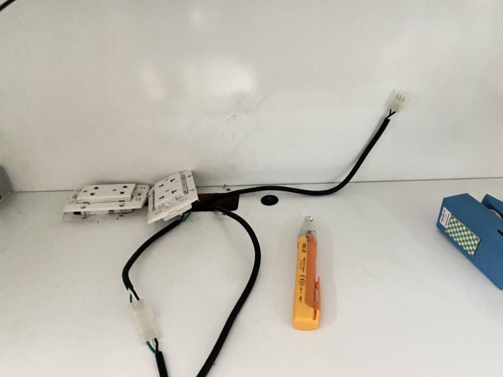 รื้อปลั๊กเช็กสายไฟ