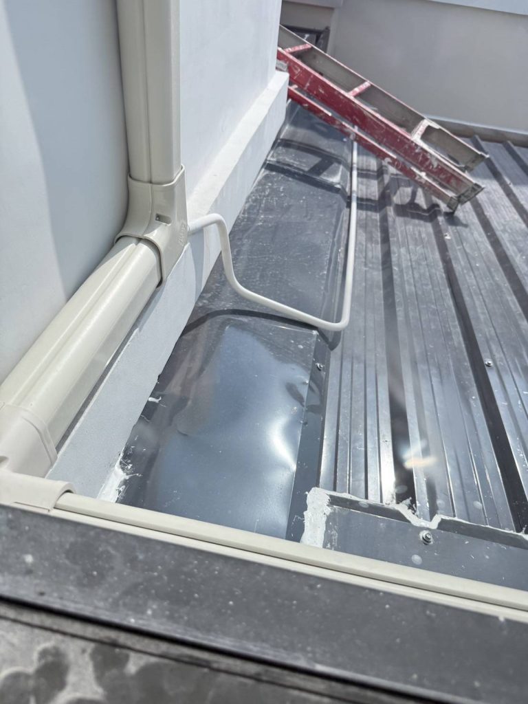 เดินท่อร้อยสายบนหลังคา