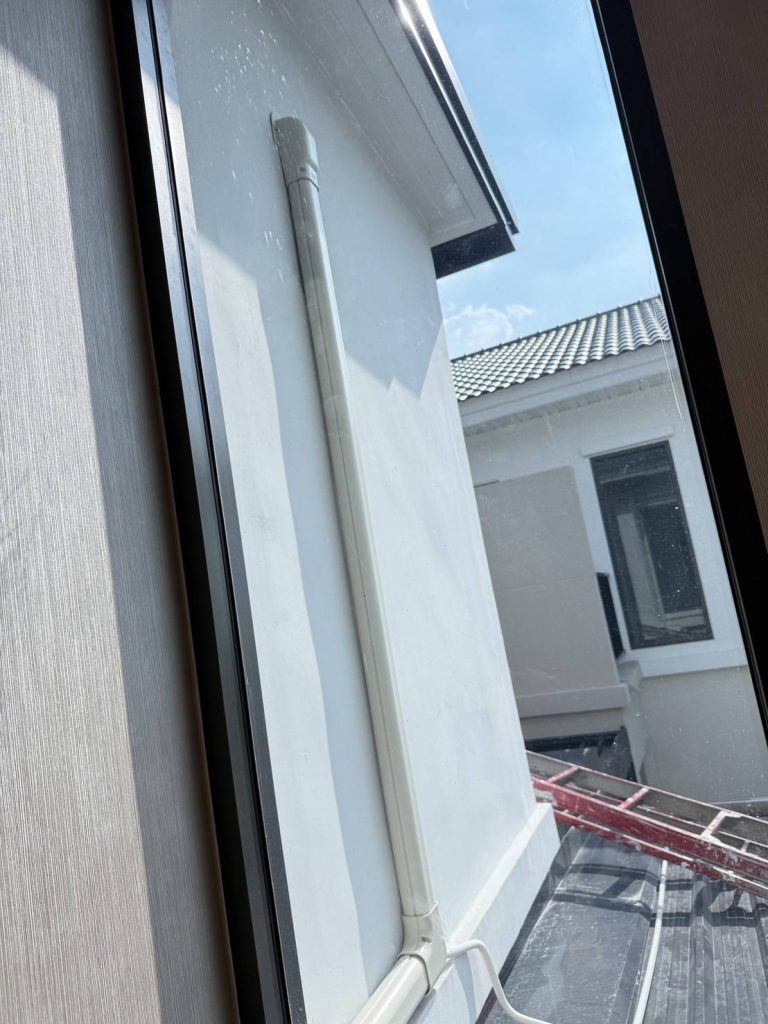 เดินท่อร้อยสายบนหลังคา