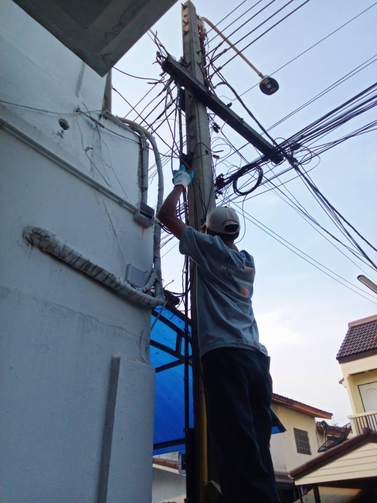 ปีนเสาเดินสาย
