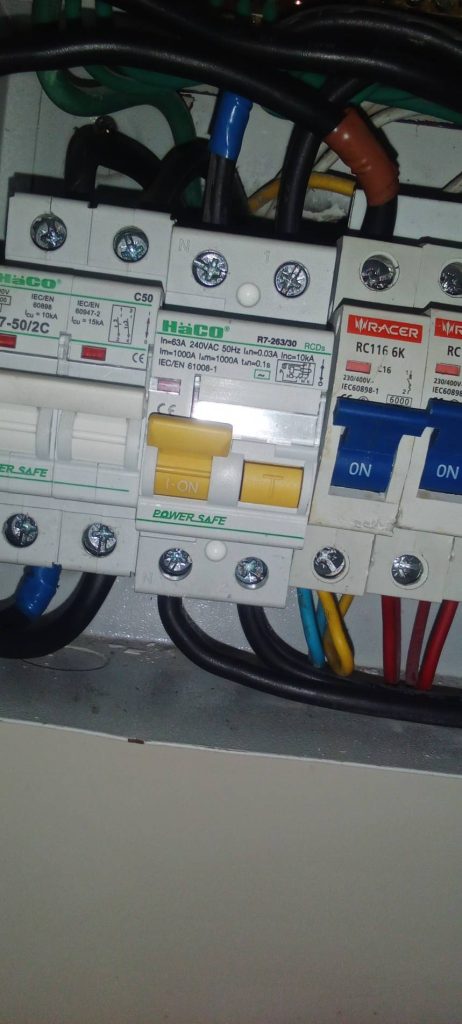 เบรกเกอร์