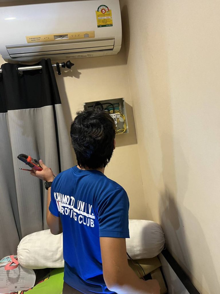 ช่างเข้าตรวจเช็กตู้คอนซูมเมอร์