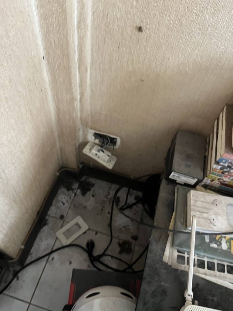 รื้อปลั๊กซ่อมไฟ