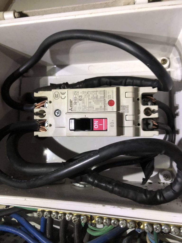 สายไฟเข้าเบรกเกอร์