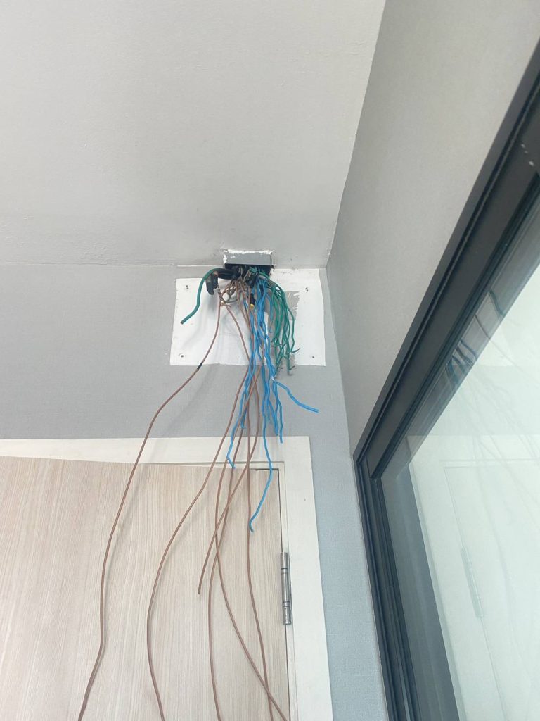 สายไฟรอติดตั้งเข้าตู้คอนซูมเมอร์