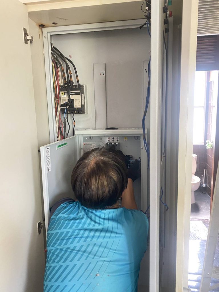 ซ่อมไฟหน้าตู้โหลดเซ็นเตอร์