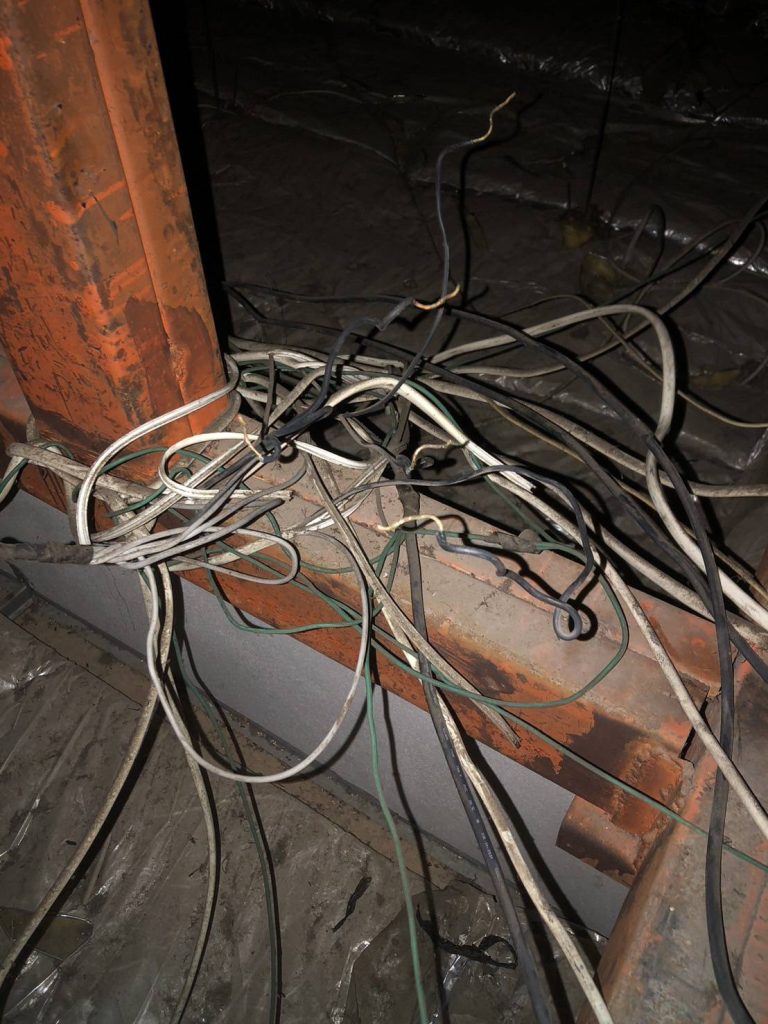 สายไฟบนฝ้า