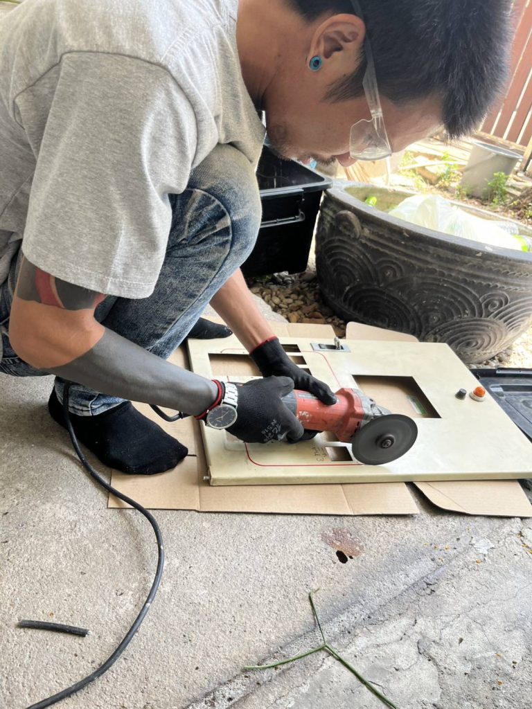 เจาะฝาตู้โหลด