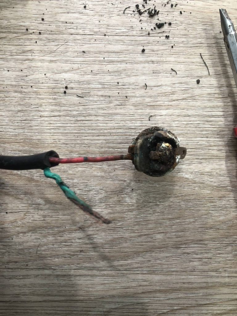 สายไฟที่มีรอยช็อตไหม้