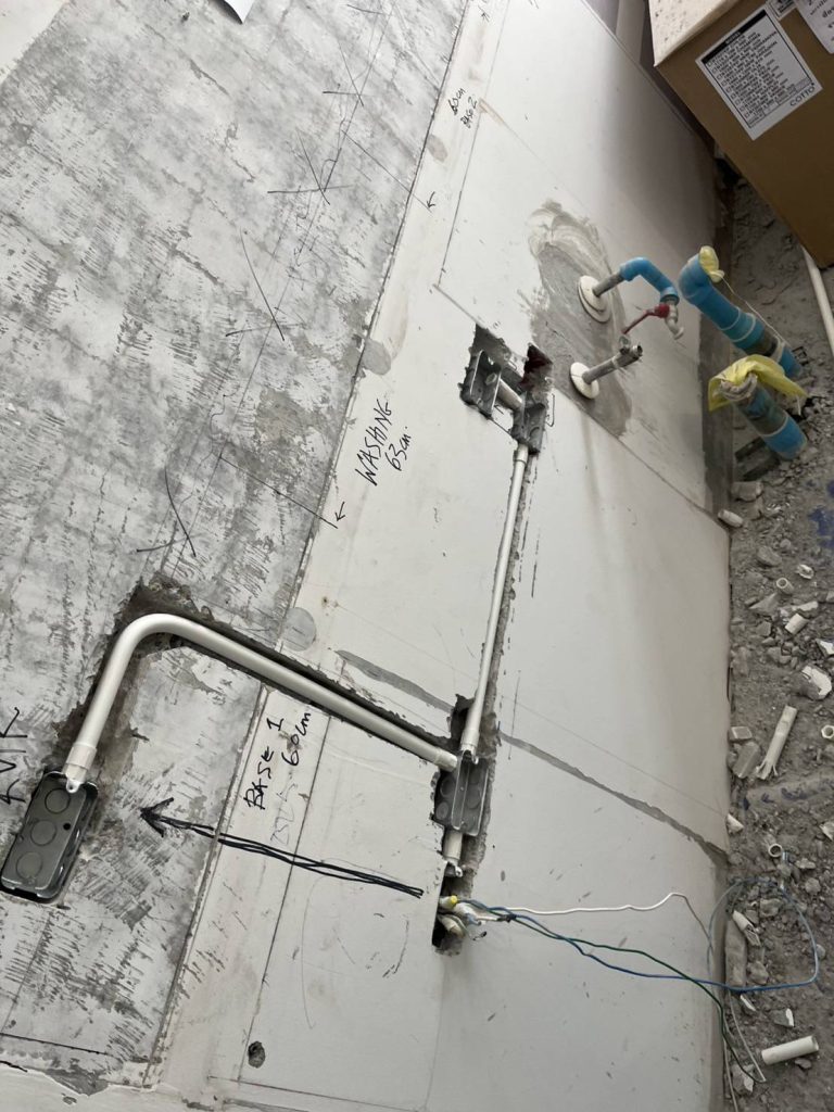 กรีดผนังฝังท่อสายไฟ