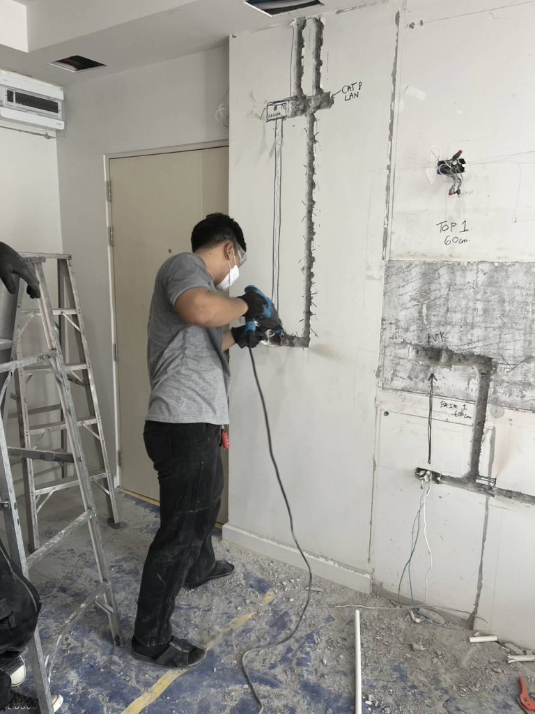 กรีดผนังฝังท่อสายไฟ