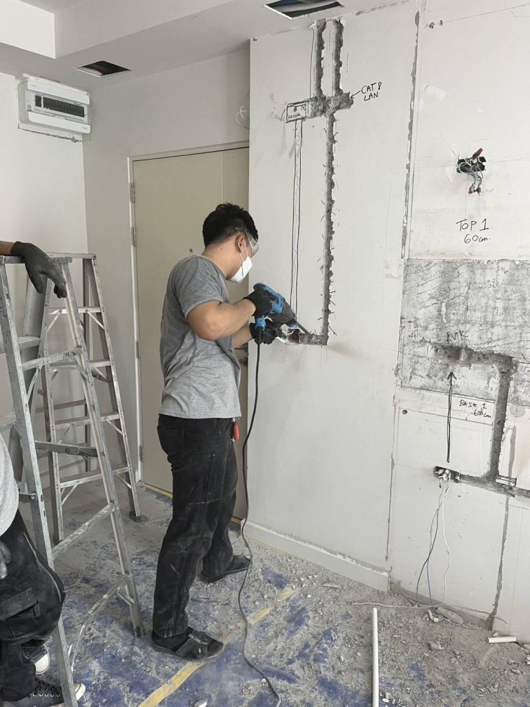 กรีดผนังฝังท่อสายไฟ