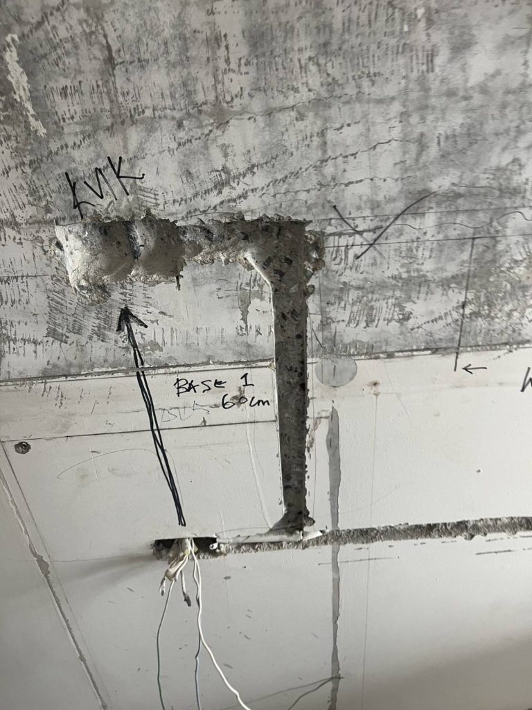 กรีดผนังฝังระบบไฟ