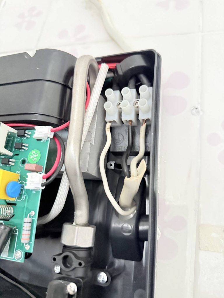 จุดต่อสายไฟในเครื่องทำน้ำอุ่น