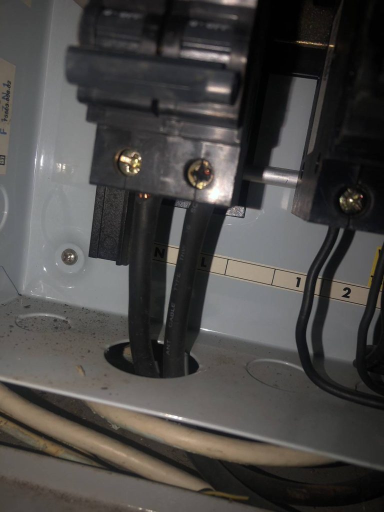 สายไฟเข้าเบรกเกอร์