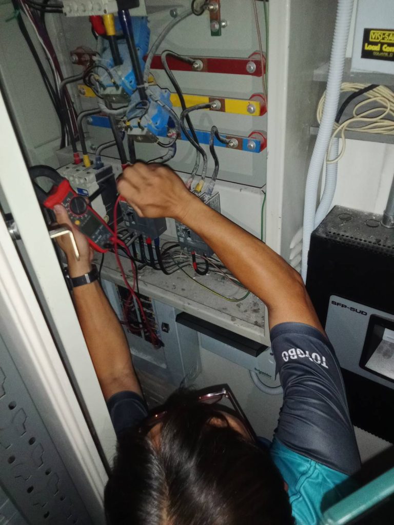 ซ่อมไฟตู้เมน