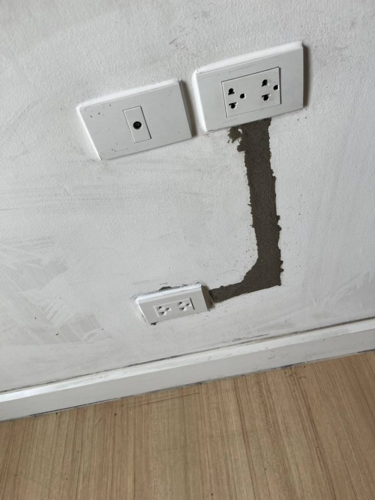 กรีดผนังฝังสายไฟ