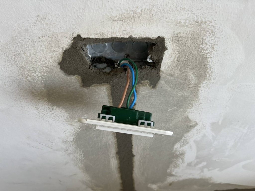 ติดตั้งปลั๊กไฟ