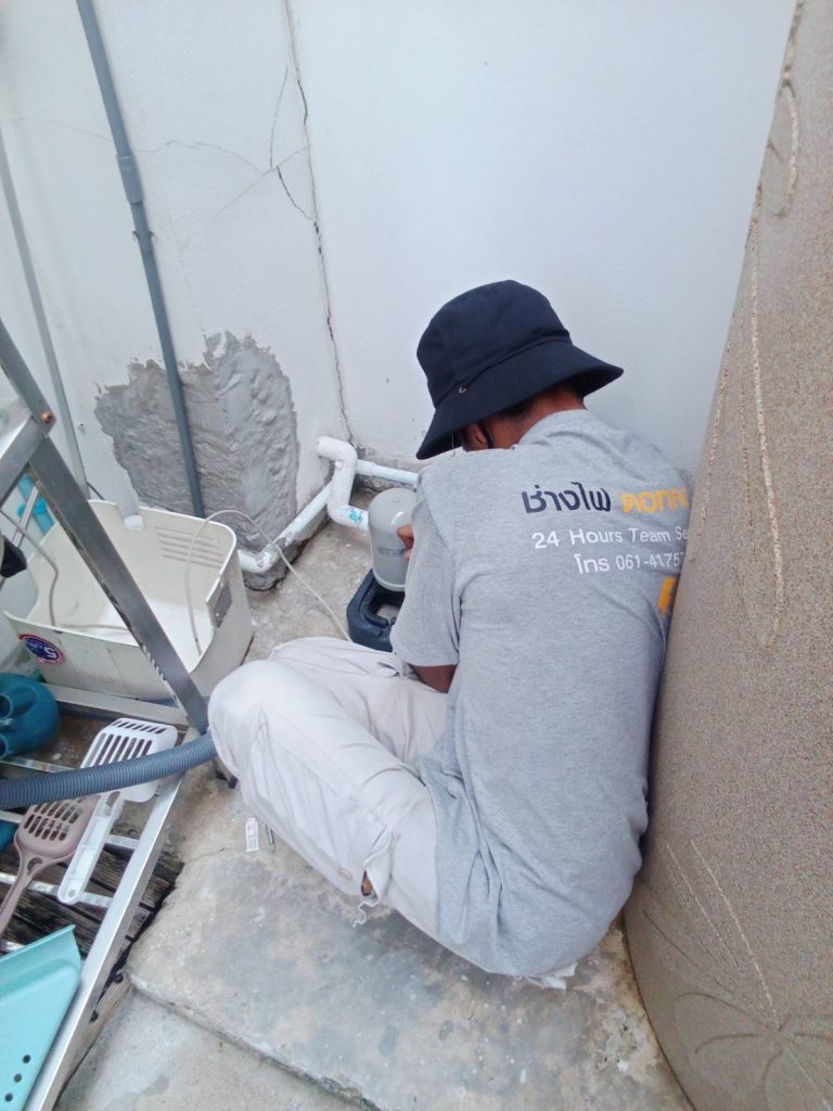 ช่างกำลังตรวจเช็กปั๊มน้ำ