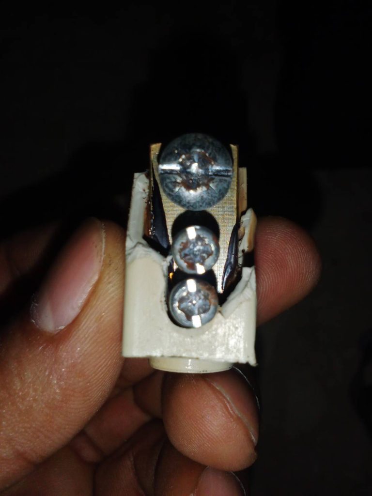 ปลั๊กขั้วต่อสายไฟแบบขันสกรูชำรุด