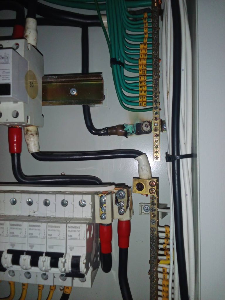 จุดต่อในสายไฟในตู้โหลดเซ็นเตอร์มีรอยไหม้