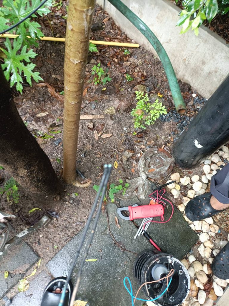 ตรวจเช็กโคมไฟแต่งสวน