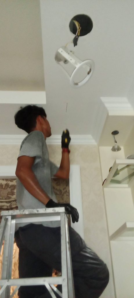 เตรียมเจาะฝ้าเช็กสายไฟ