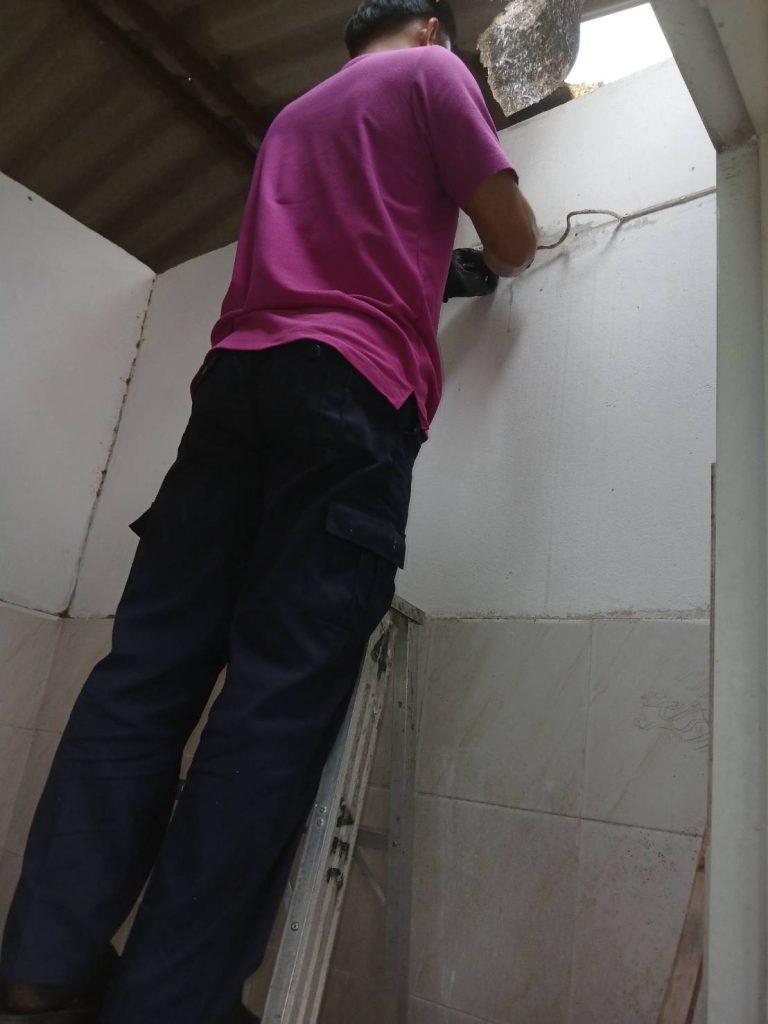 ติดตั้งหลอดไฟฟลูออเรสเซนต์