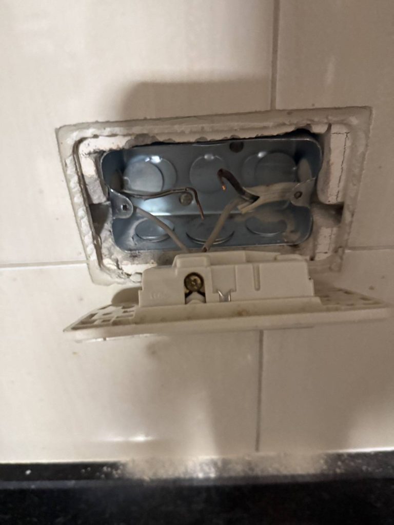 รื้อปลั๊กเช็กสายไฟ