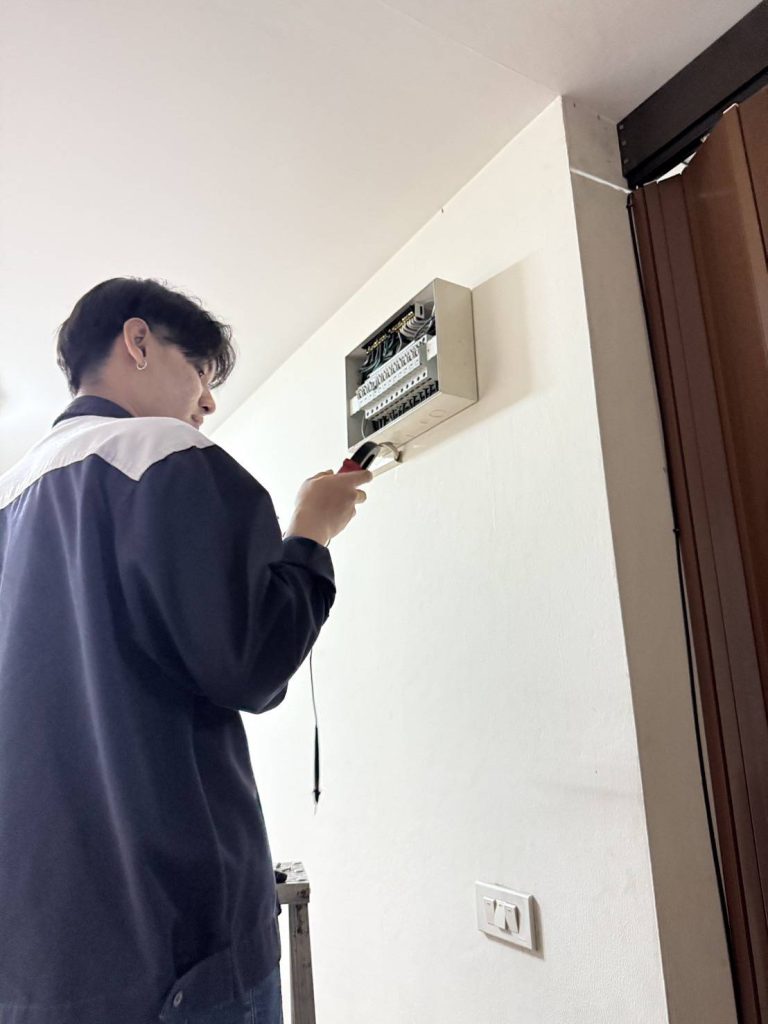 ช่างกำลังตรวจเช็กตู้คอนซูมเมอร์