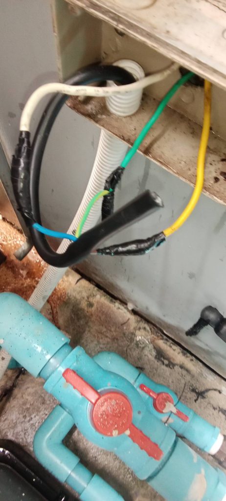 เช็กสายไฟในกล่องพักสาย