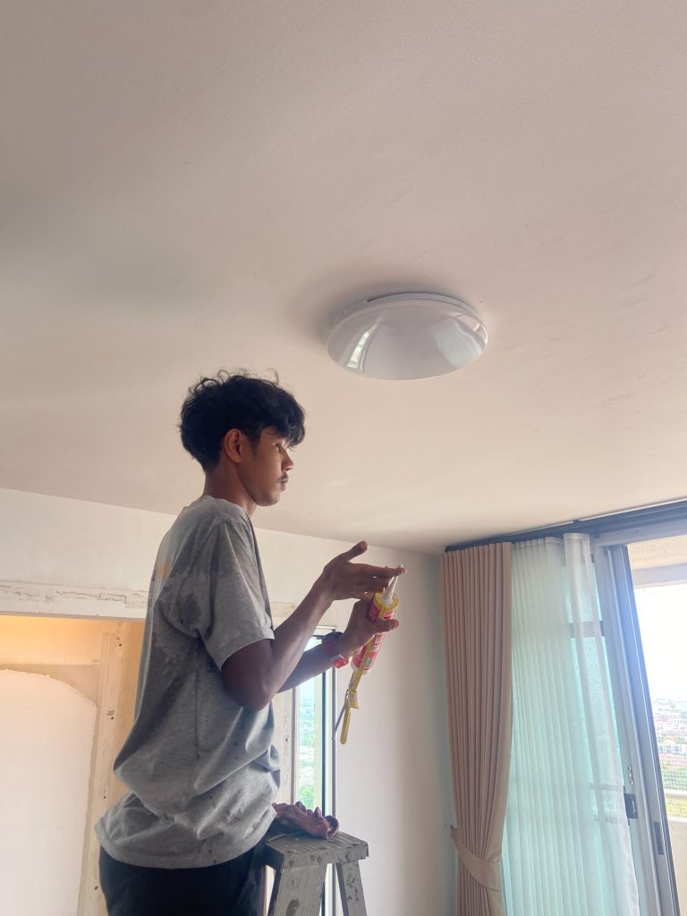 ช่างไฟฟ้าติดตั้งไฟติดเพดาน