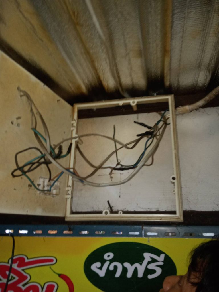 ช่างไฟฟ้าตรวจเช็กตู้ไฟเก่า