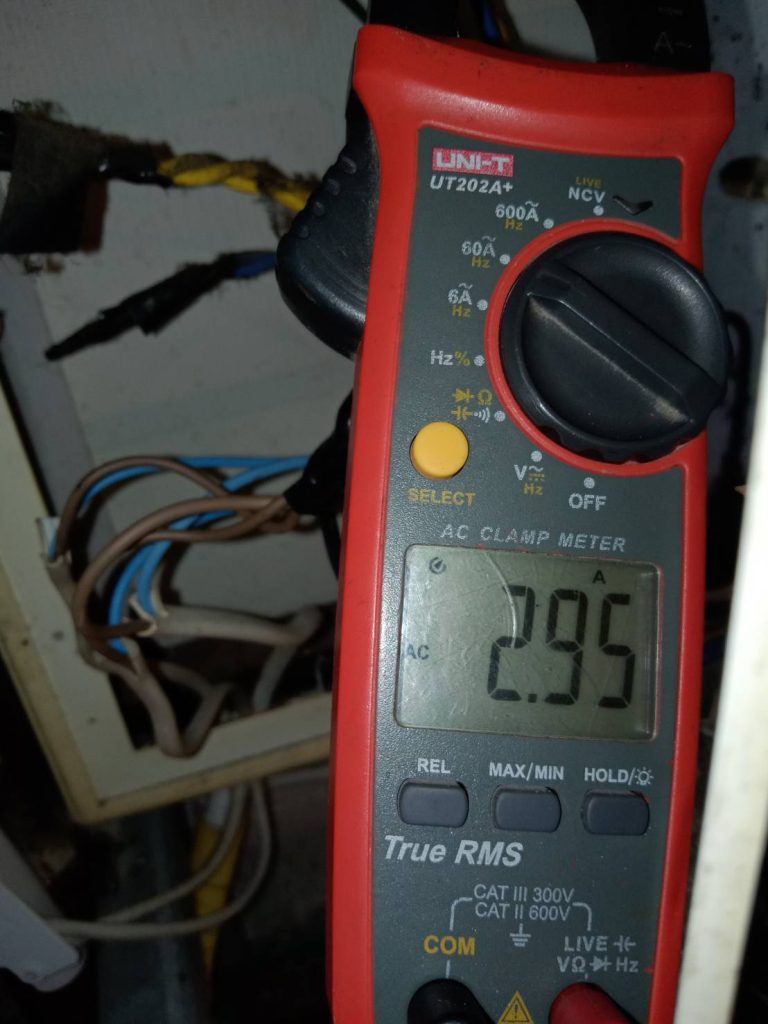 ช่างไฟฟ้าตรวจเช็กตู้ไฟเก่า