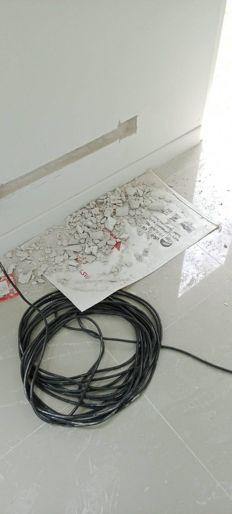 กรีดปูนฝังสายไฟ