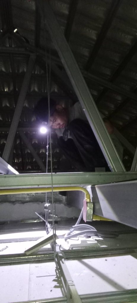 ช่างไฟฟ้าเดินท่อร้อยสายบนฝ้า