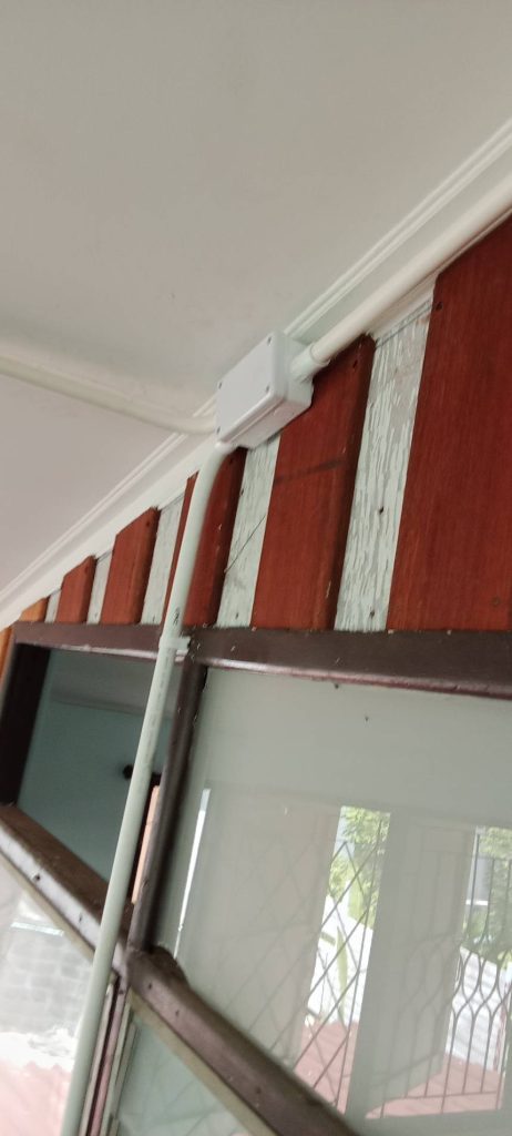 งานเดินท่อร้อยสายติดตั้งปลั๊กไฟ