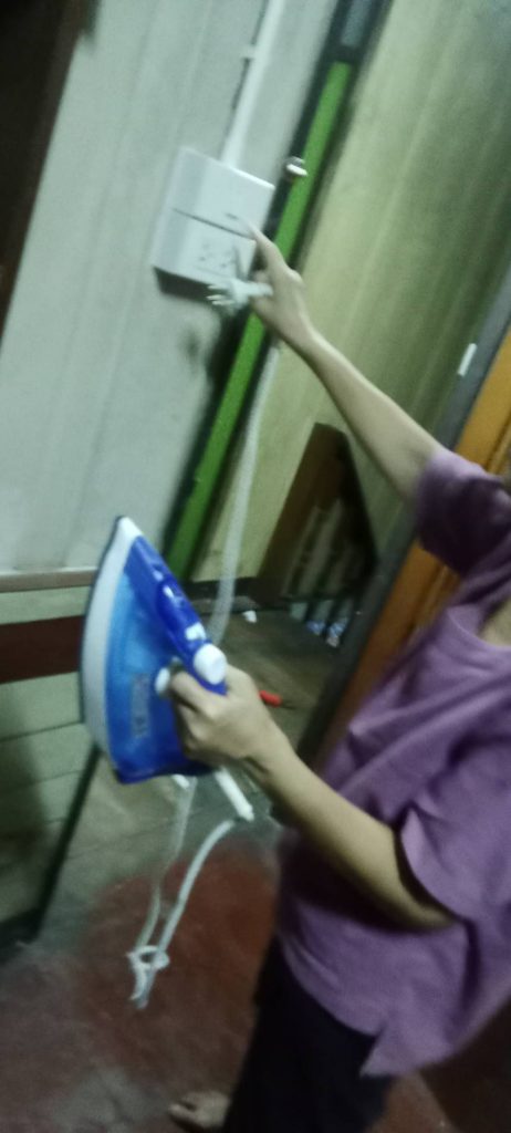 ลูกค้าทดสอบปลั๊กไฟหลังการติดตั้ง