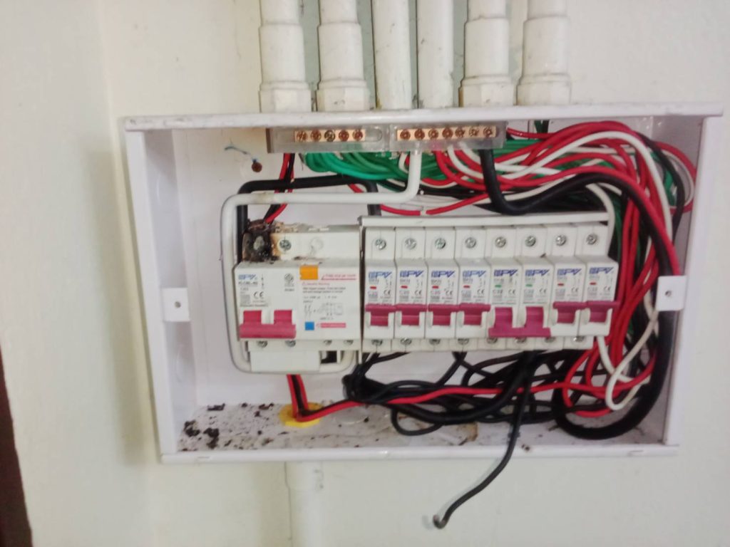 เมนเบรกเกอร์ช็อตไหม้