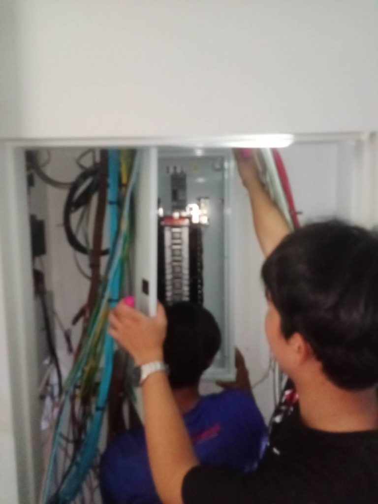 ช่างไฟฟ้าติดตั้งตู้โหลดเซ็นเตอร์