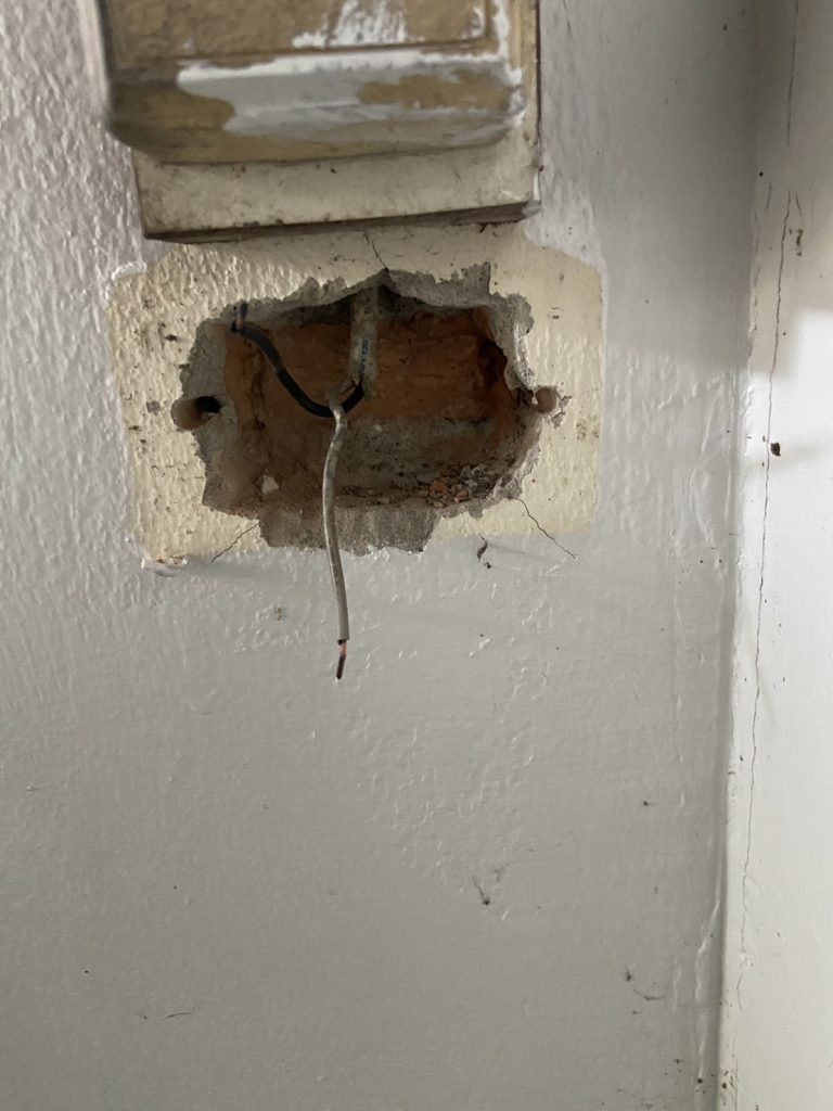 รื้อปลั๊กเช็กสายไฟ