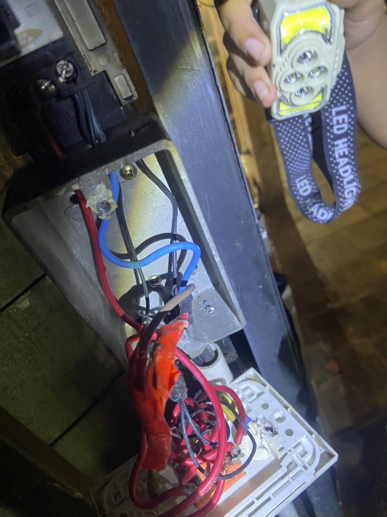 รื้อปลั๊กเช็กสายไฟ