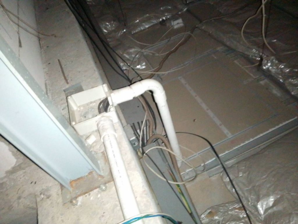 แนวสายไฟบนฝ้า