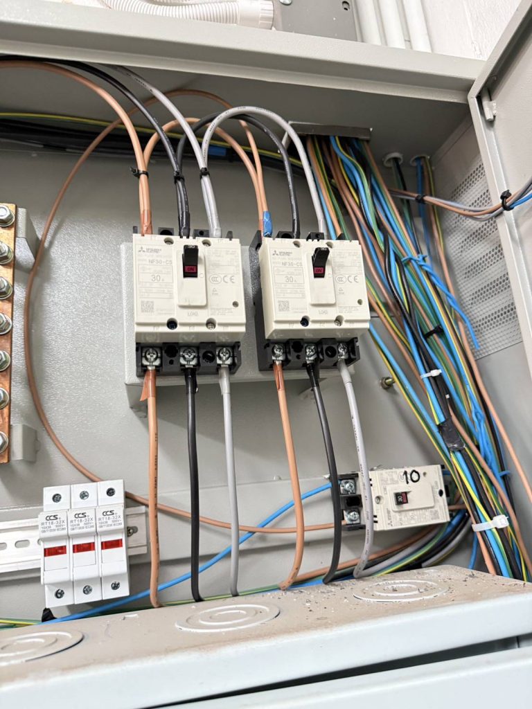 เมนเบรกเกอร์