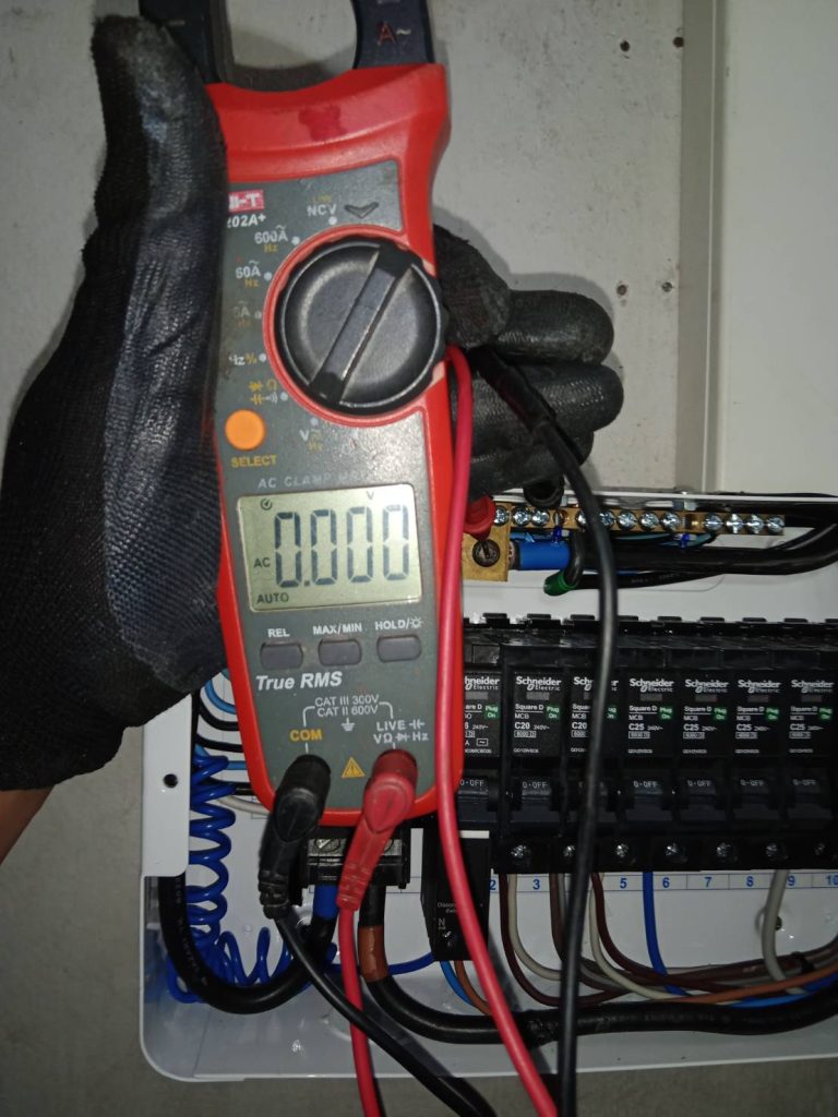 วัดไฟโดย clamp meter
