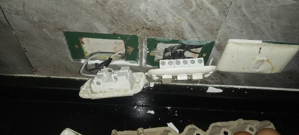 ตรวจเช็กปลั๊กไฟ