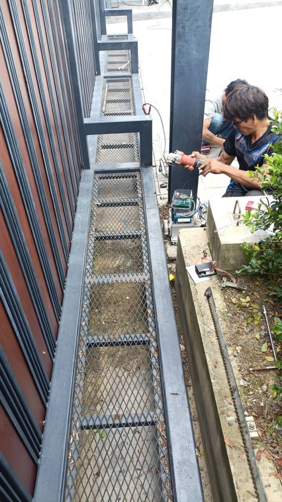 ช่างไฟฟ้าติดตั้งมอเตอร์ประตูรีโมท
