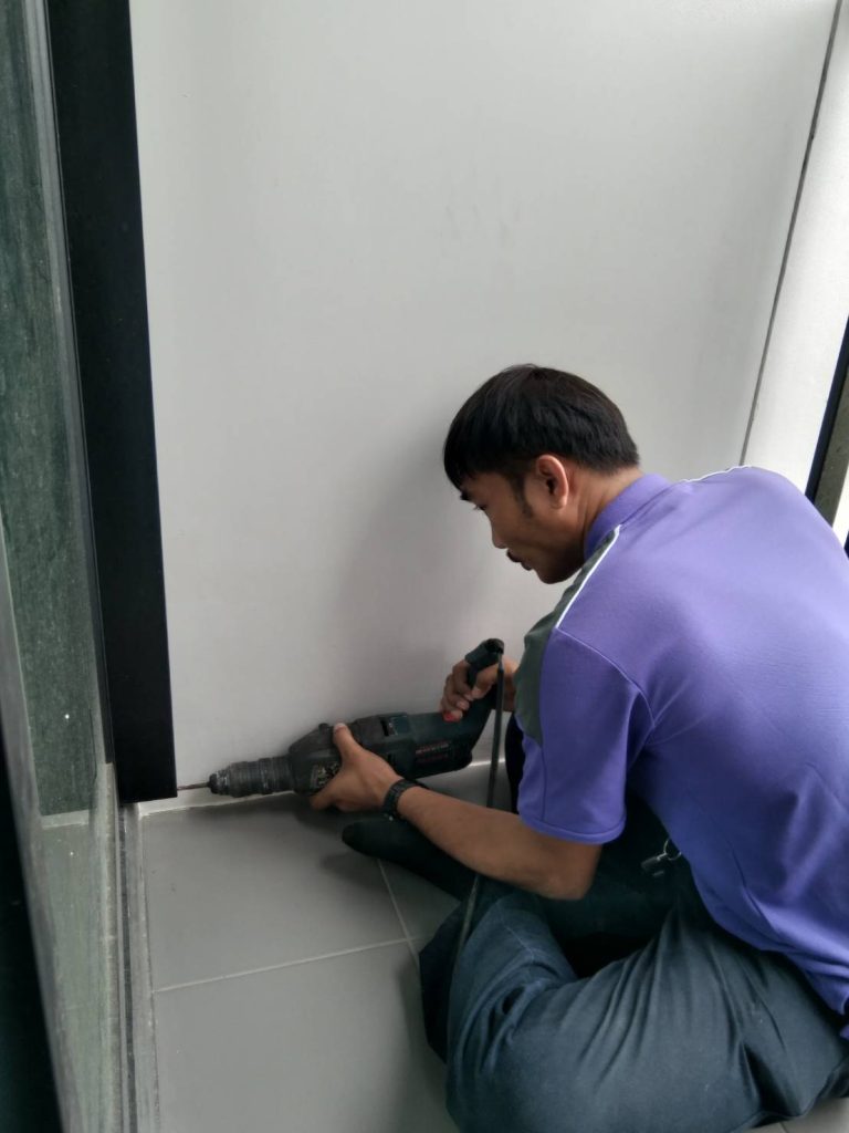 งานเดินรางติดตั้งปลั๊กไฟ