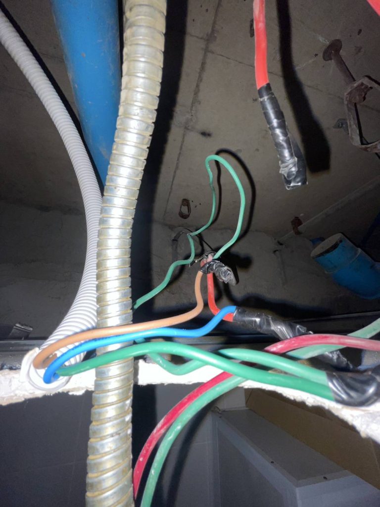 แนวท่อและการต่อสายไฟบนฝ้า