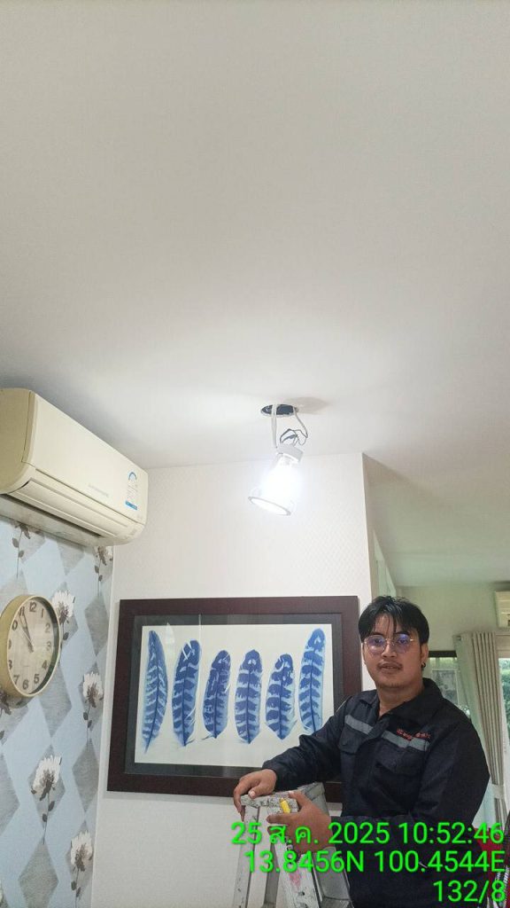 ช่างไฟฟ้าตรวจเช็กดาวน์ไลท์